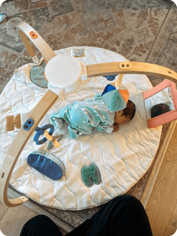 Newborn does supervised tummy time