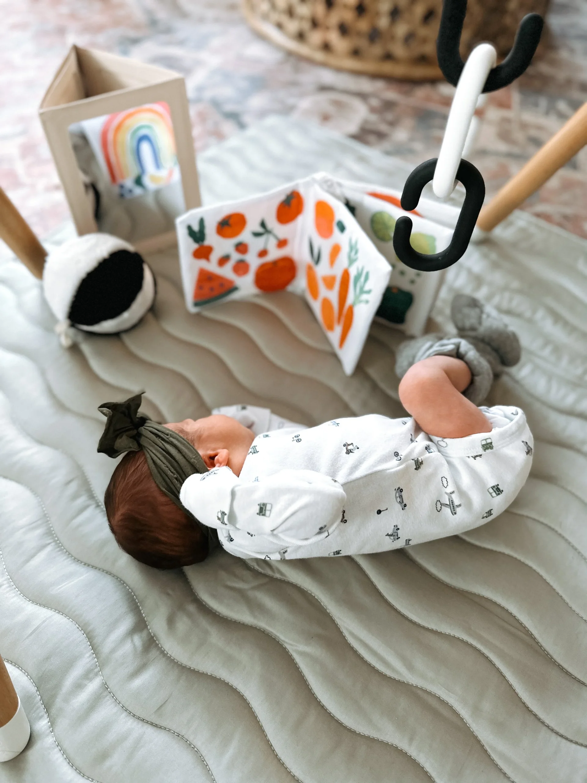  An example of a 4 week old baby in sidelying play. If baby likes to roll on to their back, roll up some towels behind them to keep them in sidelying position. 