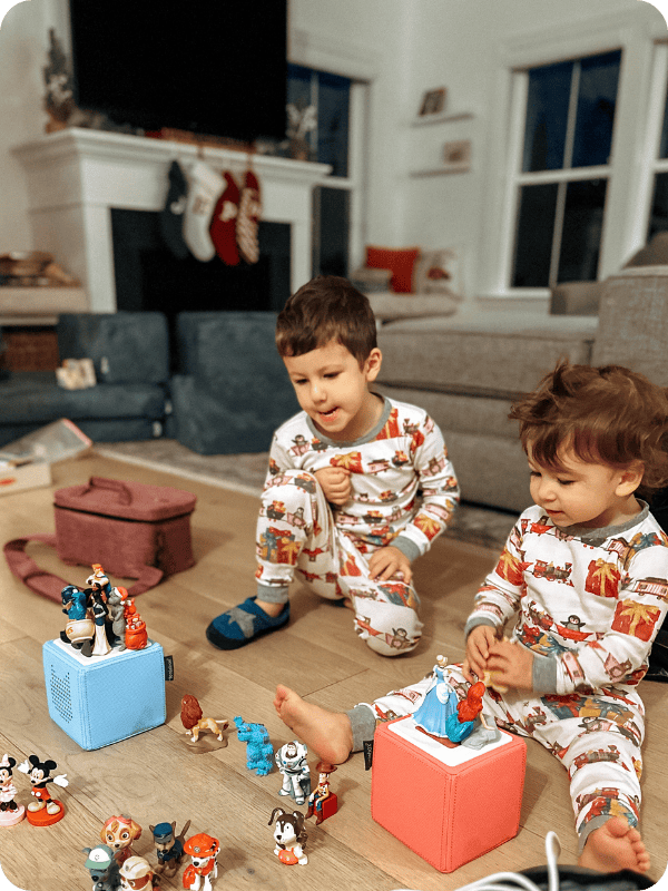 two toddlers playing with their tonieboxes and tonie figurines