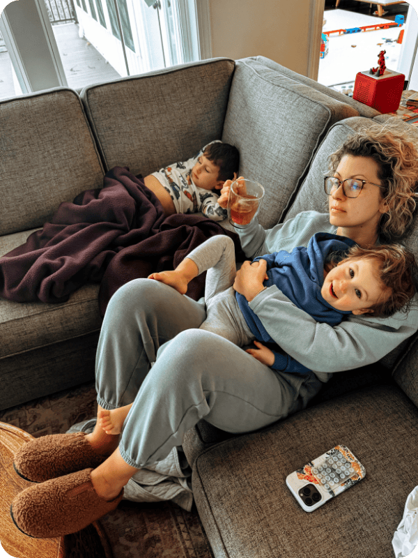 mom wearing Bombas sunday slippers lounging with her kids