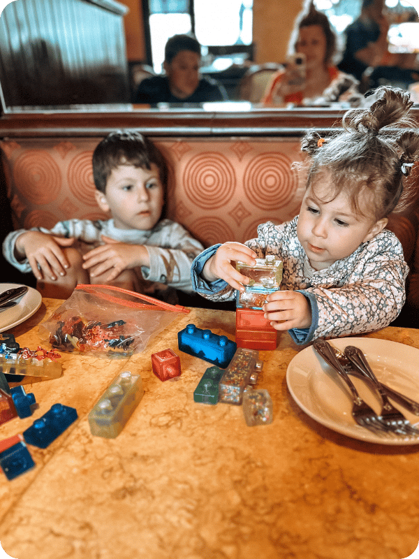 toddlers playing with Jelly Blox at a restaurant table 